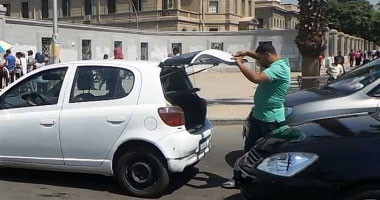 بالفيديو..أمن جامعة القاهرة يفتش السيارات والطلاب الوافدين للجامعة