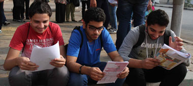 صحافة المواطن.. مظاهرة لطلاب الثانوية العامة فى مدرسة بشبرا ضد الـ10 درجات