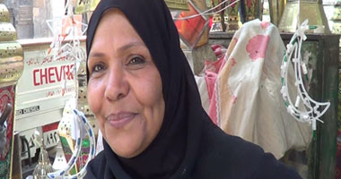 بالصور.. فانوس "الحبيبة" بضاعة "روجها الهوى".. "أم مدحت" تبيعه بـ17 جنيها.. وتؤكد: المخطوبين يحرصون على شرائه.. والحب زاد بعد فوز الرئيس السيسى