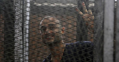 دفاع أحمد دومة يبدأ إنهاء إجراءات رد المحكمة فى أحداث مجلس الوزراء