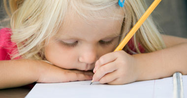 5 خطوات بسيطة لتعليم طفلك القراءة والكتابة فى سن مبكرة