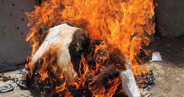 حملة الماجستير يشعلون النيران فى شهاداتهم للمطالبة بتعيينهم