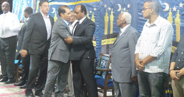 محمد منير وحسن شحاتة وعصام شلتوت فى عزاء شقيقة إسماعيل يوسف