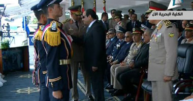 الرئيس السيسى يكرم طلاب البحرية والدفاع الجوى فى حفل تخرجهم