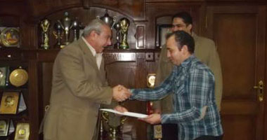 مدير أمن أسيوط يكرم ملازم أول لتميزه فى العمل