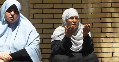 بالفيديو.. الأمهات يفترشن الأرض أمام لجان الثانوية العامة بوسط البلد بالفيديو.. الأمهات يفترشن الأرض أمام لجان الثانوية العامة بوسط البلد