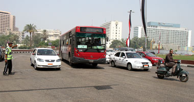 انتظام حركة المرور أمام السيارات بشوارع القاهرة والجيزة