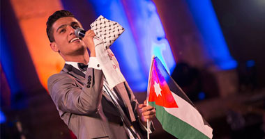 بالصور.. محمد عساف يفتتح مهرجان جرش ممسكا بعلم الأردن وكوفية فلسطين