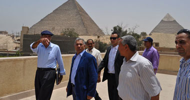وزير الآثار ومحافظ الجيزة يصلان المنطقة الأثرية بالأهرامات