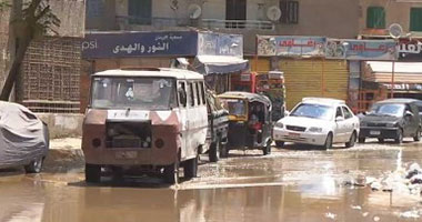 بالفيديو.. كفر طهرمس تغرف فى مياه المجارى.. والأهالى "هدوا البيوت لو ده الحل"