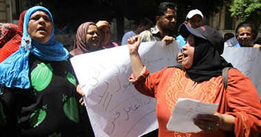 الأمن يغلق شارع مجلس الشعب لتزايد أعداد المحتجين من عمال "ميجا تكستايل"