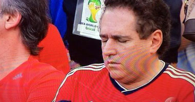 الملل يدفع مشجع للنوم فى مباراة بلجيكا وروسيا