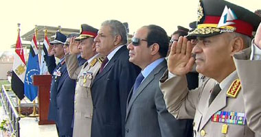 السيسى ومحلب ووزيرا الدفاع والداخلية يشهدون حفل تخرج دفعة جديدة من معهد الصف..  مدير المشاة: أقسمنا على أن نفدى مصر بدمائنا.. ويؤكد: التضحية فى سبيل مصر هى المقصد والغاية