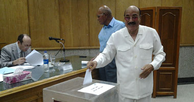 بالصور.. وزير الأوقاف الأسبق يدلى بصوته فى انتخابات عمادة كلية حقوق عين شمس