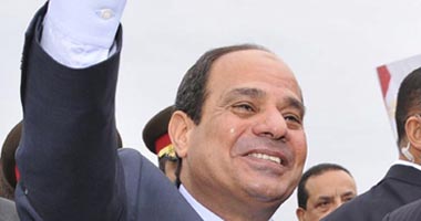 السيسى يحيى المواطنين المحتشدين لاستقباله بمطار القاهرة 