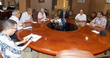 رئيس جامعة المنصورة يعقد اجتماعًا بلجنة تنظيم المعرض التعليمى الأول