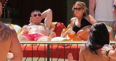 بالصور.. رونى يغسل أحزان المونديال مع زوجته فى لاس فيجاس