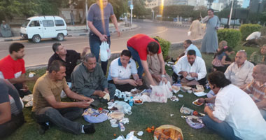 بالصور.. إفطار جماعى بميدان النصر فى كفر الشيخ