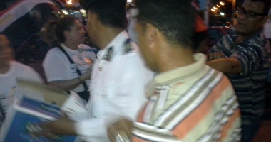 الشرطة توزع زجاجات المياه على المحتفلين بفوز السيسى أمام "الاتحادية"