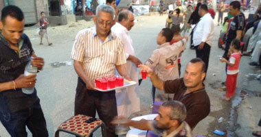 بالصور.. أهالى بنها يوزعون "الشربات" ويرقصون ابتهاجًا بفوز السيسى 