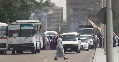 بالفيديو..طالبات إخوان الأزهر يطلقن الشماريخ ويقطعن يوسف عباس