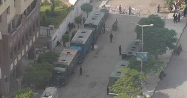 قوات الأمن تشتبه فى سيارة أمام السفارة القطرية بالمهندسين
