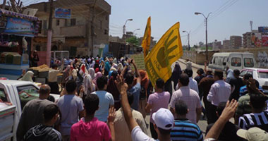 مسيرة للإخوان بالشوارع الجانبية فى عين شمس بمشاركة النساء والأطفال