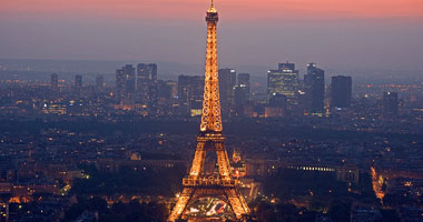 الشرطة الفرنسية ترصد مجددا طائرات مجهولة تحلق فوق برج "إيفل" بباريس