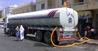 سيارات لتوزيع المياه على سكان شارع شبرا