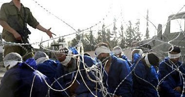 وصول 6 يمنيين إلى سلطنة عمان من المعتقلين فى جوانتنامو