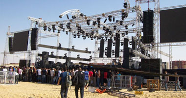 بالصور.. الاستعداد لحفل عمرو دياب فى مارينا