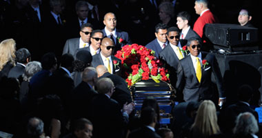 فى مثل هذا اليوم.. 20 ألف معجب يحضرون جنازة مايكل جاكسون