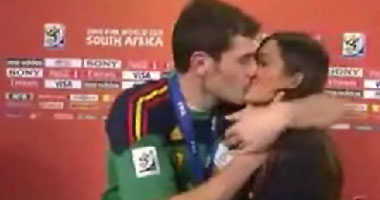 بالفيديو.. قبلة حارة من كاسياس لصديقته على الهواء احتفالاً بكأس العالم