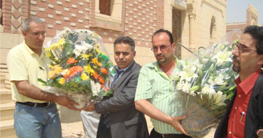 الوفد العراقى يزور قبرًا رمزيًا لضريح نازك الملائكة
