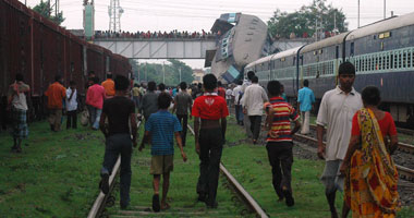 وقف 7 عمال هنود بعد سير قطار للخلف لمسافة 13 كيلومترا