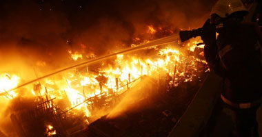 حريق يدمر محلاً ومخزن ملابس بشارع بورسعيد بالقاهرة