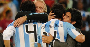 صحف الأرجنتين: رفاق مارادونا "فضحونا"