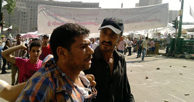 بالصور.. ضبط أحد الأشخاص بحوزته زجاجة خمر بالتحرير