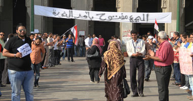  معتصمو التحرير يزيلون الأسلاك الشائكة من أمام المجمع 