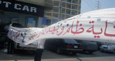 أهالى المشاية بالمنصورة يقطعون الطريق لتعدى المحافظة على حرم الطريق 