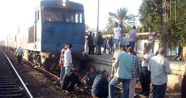 استمرار قطع السكك الحديدية بنجع حمادى احتجاجاً على نتيجة الانتخابات 