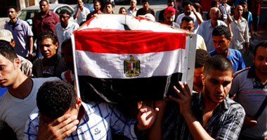 المئات بالتحرير يؤدون صلاة الجنازة على الشهيد مصطفى حسن