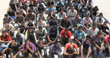 السلطات الليبية: توقيف 65 مهاجرا غير شرعى قرب الحدود الليبية - المصرية