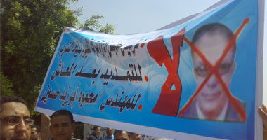 وقفة احتجاجية للعاملين بشركة مياه الشرب والصرف الصحى بالفيوم