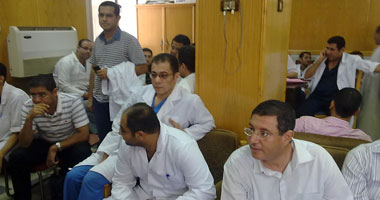 "الأطباء" تشكل لجنة لحل مشاكل المضربين بمستشفى العجوزة