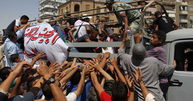 الجيش الثالث الميدانى يروى عطش المتظاهرين بالسويس بالمياه