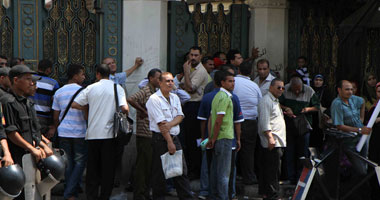 أهالى السجناء الجنائيين يفتحون الطريق أمام قصر الاتحادية