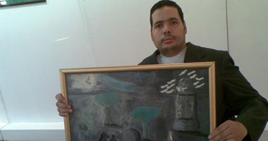 "كريم" تحدى الإعاقة بمعرض فنى على "الفيس بوك"