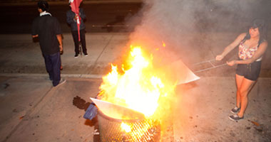 شرطة أمريكا تطلق الغاز المسيل للدموع لتفريق محتجين على مقتل شاب اسود