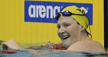 السباحة كامبل سعيدة بوضع صورتها على طابع بريدى أسترالى